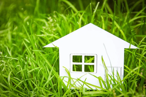 Het Concept Conceptueel Huis Wit Papier Zijn Hand Een Groene — Stockfoto