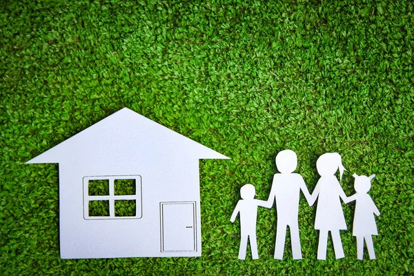Çimlerin Üzerinde Evi Olan Bir Kağıt Aile — Stok fotoğraf