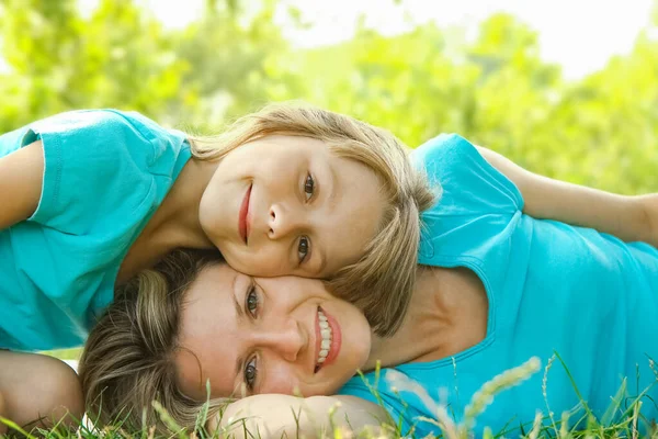 Child Mother Play Outdoors Park Mother Grass — Stock Photo, Image