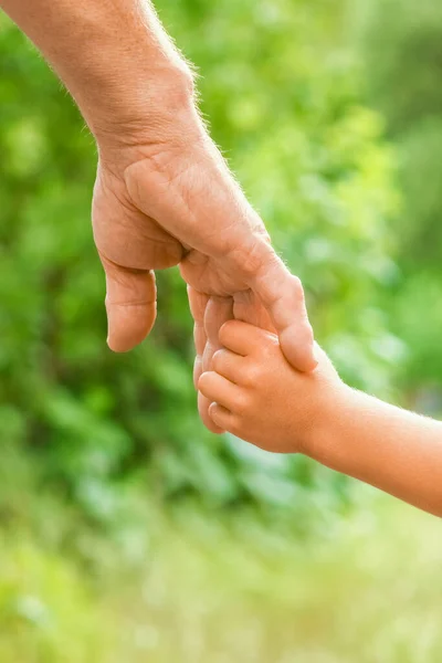Ouder Die Hand Van Het Kind Met Een Gelukkige Achtergrond — Stockfoto