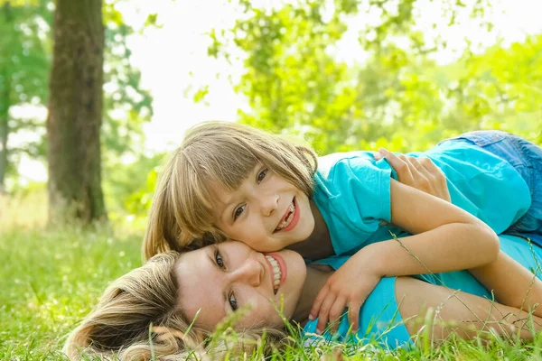 Kind Mit Mutter Spielt Draußen Park Auf Der Mutter Gras — Stockfoto