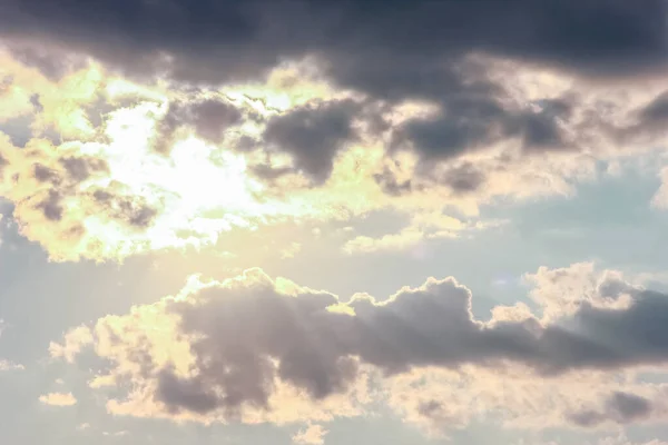 青い空に対する幻想的な柔らかい白い雲 — ストック写真