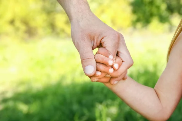 Föräldern Som Håller Barnets Hand Med Lycklig Bakgrund — Stockfoto