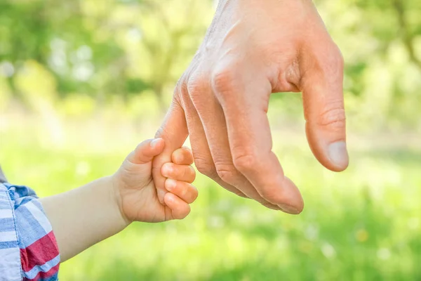 Padre Sosteniendo Mano Del Niño Con Fondo Feliz —  Fotos de Stock