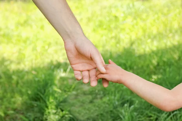 Genitore Che Tiene Mano Del Bambino Con Uno Sfondo Felice — Foto Stock