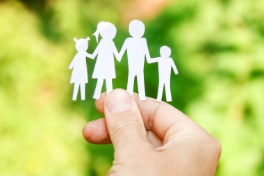 Bir arka plan belgesinde ailenin ellerinde.