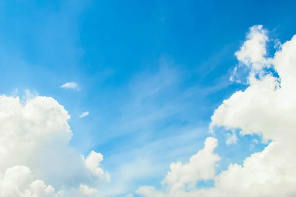 Fantastyczne Miękkie Białe Chmury Przeciwko Błękitnemu Niebu — Zdjęcie stockowe