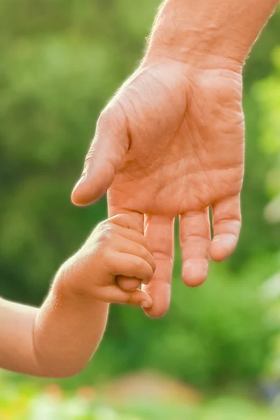 Der Elternteil Hält Die Hand Des Kindes Mit Einem Glücklichen — Stockfoto