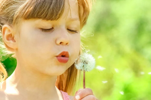 Fröhliches Kind Spielt Und Pustet Löwenzahn Der Natur — Stockfoto