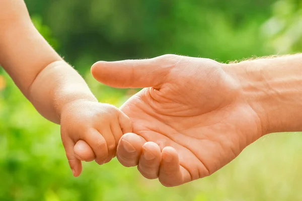 Der Elternteil Hält Die Hand Des Kindes Mit Einem Glücklichen — Stockfoto