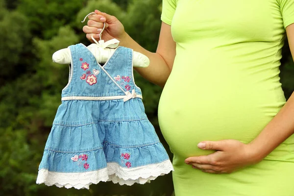 Buik Van Een Zwangere Vrouw Natuur — Stockfoto