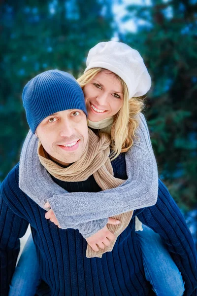 Casal Feliz Jogando Inverno Livre Retrato Parque — Fotografia de Stock