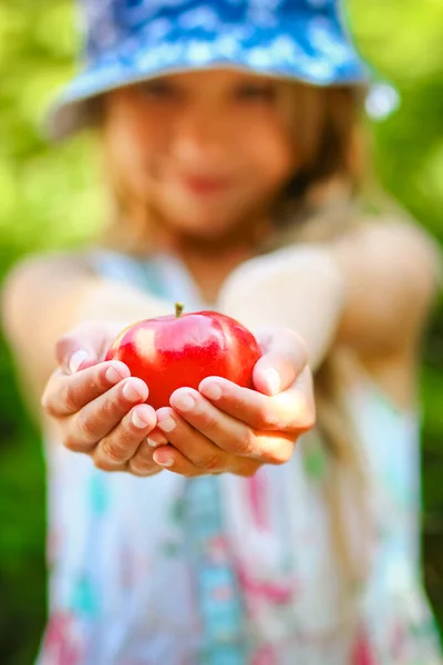 Bahçe Arka Planında Elmalı Mutlu Çocuk — Stok fotoğraf