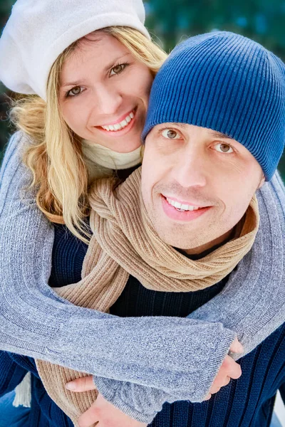 Glückliches Paar Spielt Winter Draußen Park — Stockfoto
