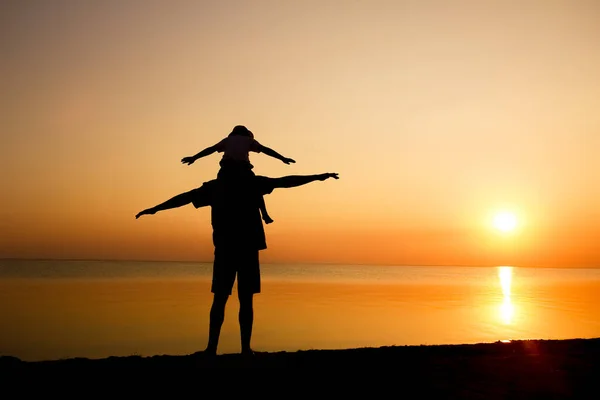 Felice Genitore Con Bambino Riva Mare Gioca Sulla Silhouette Della — Foto Stock