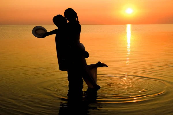 自然の中で旅行のシルエットで日没で海によって幸せなカップル — ストック写真