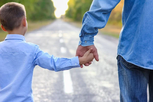 Padres Felices Con Niño Parque Manos Viaje Por Naturaleza Por —  Fotos de Stock