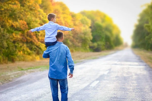 Parent Heureux Avec Enfant Dans Parc Mains Sur Nature Voyage — Photo