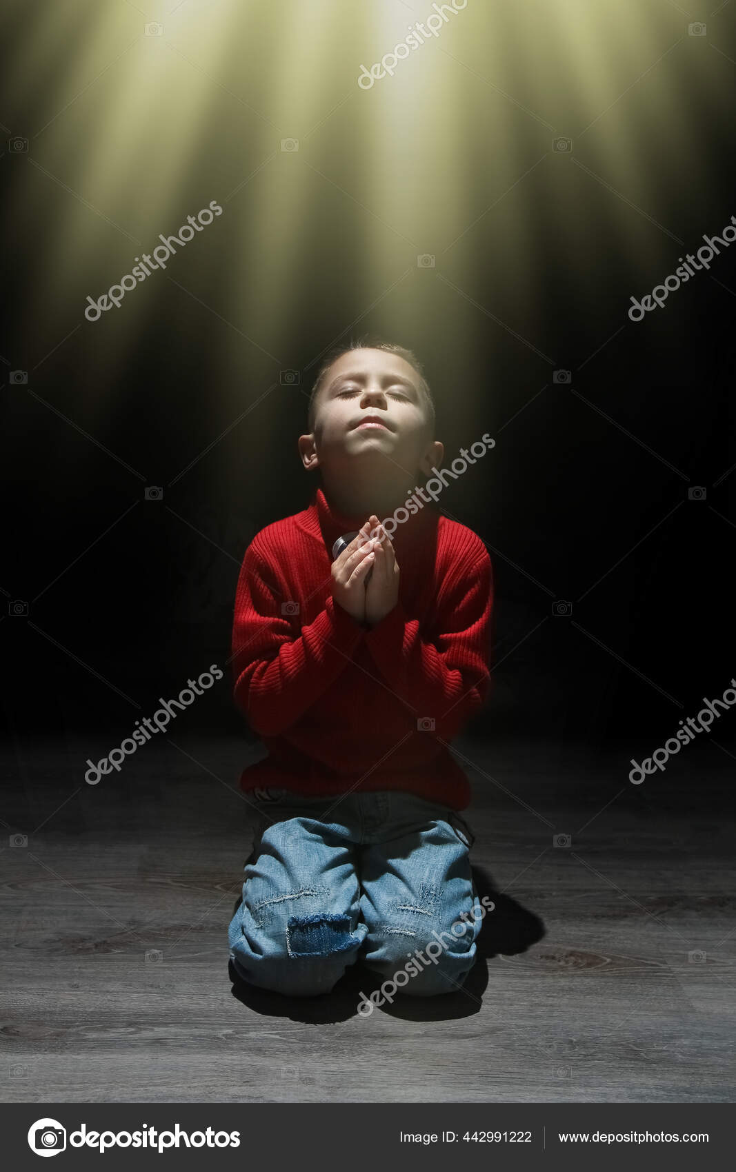 Enfant Priant Spirituellement Dieu Sur Fond Noir image libre de droit ...