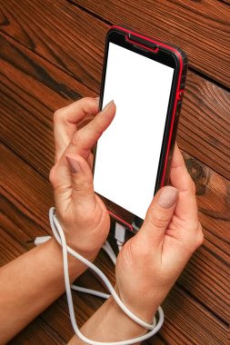 Telefon ahşap bir arka planda el bağımlılığı