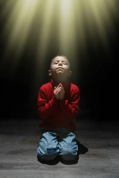 Criança Orando Espiritualmente Deus Sobre Fundo Negro — Fotografia de Stock