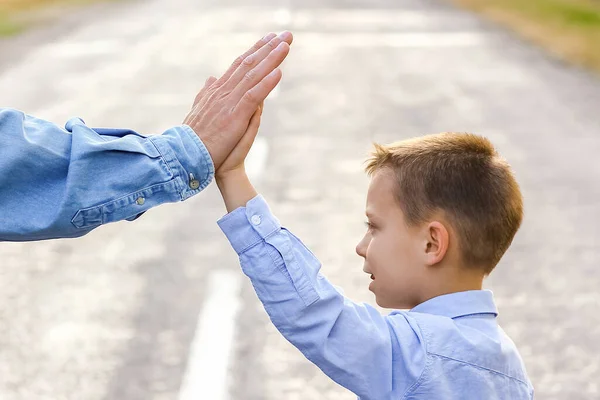 Parent Heureux Avec Enfant Dans Parc Mains Sur Nature Voyage — Photo