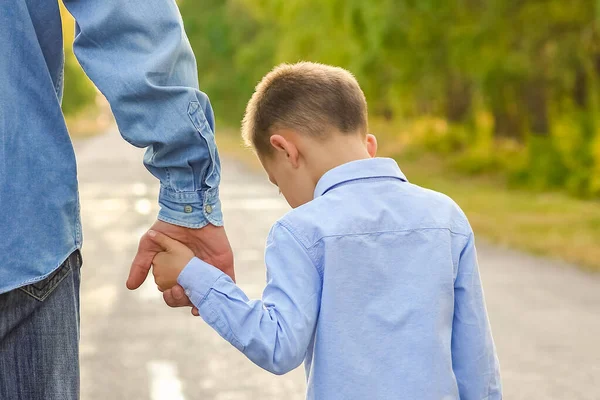 Happy Parent Child Park Hands Nature Travel Road — Stock Photo, Image