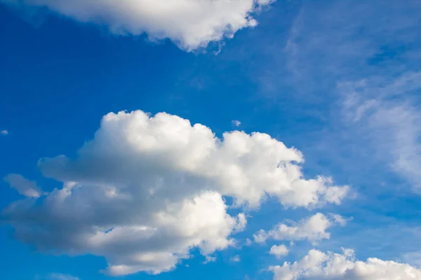 Blauwe Lucht Witte Wolken Natuur Zomer Weer Achtergrond — Stockfoto