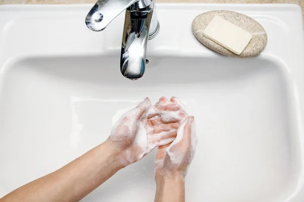 Mani Con Sapone Vengono Lavate Sotto Rubinetto Con Acqua Pulito — Foto Stock