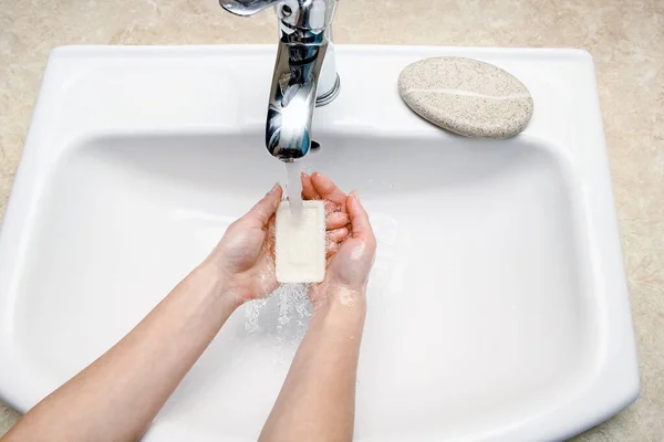 Hände Mit Seife Werden Unter Dem Wasserhahn Mit Wasser Gewaschen — Stockfoto