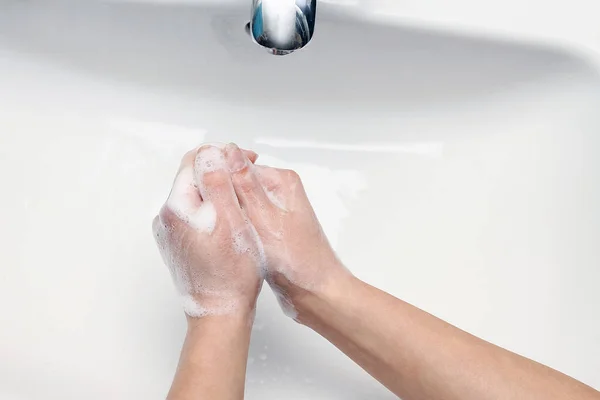 Mãos Com Sabão São Lavadas Sob Torneira Com Água Limpo — Fotografia de Stock