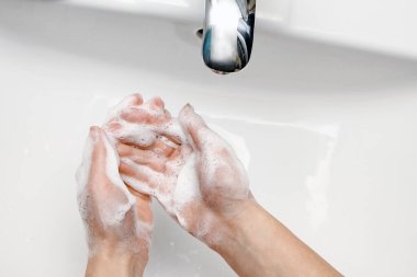 Sabunlu eller musluğun altında suyla yıkanır. Enfeksiyondan, pislikten ve virüsten arınmış. Evde ya da hastanede abdest ofisinde..