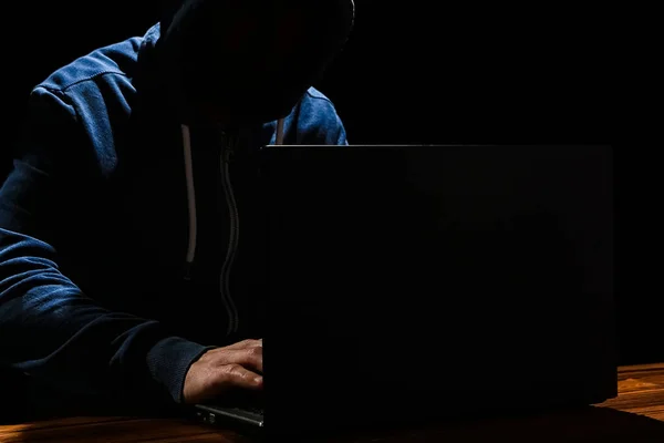 Hacker Con Portátil Sienta Una Mesa Código Binario Abstracto Programas —  Fotos de Stock