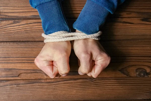 Mit Einem Seil Gefesselte Hände Auf Einem Hölzernen Untergrund Lebensbedrohlich — Stockfoto