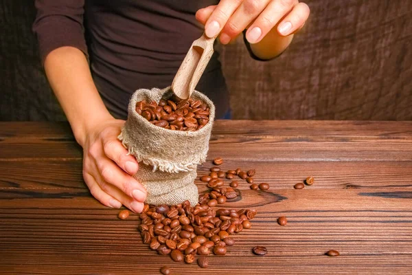 Kvinnlig Hand Och Kaffekvarn — Stockfoto
