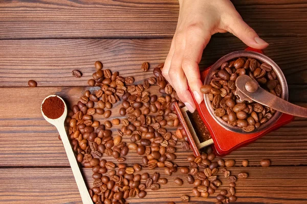 Kvinnlig Hand Och Kaffekvarn — Stockfoto