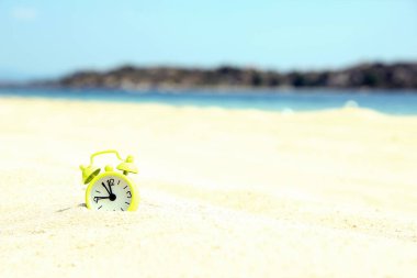 Yazın kumsalda yeşil saat 