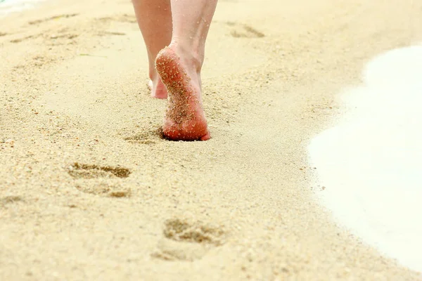 Piedi Femminili Impronte Nella Sabbia Sulla Spiaggia — Foto Stock