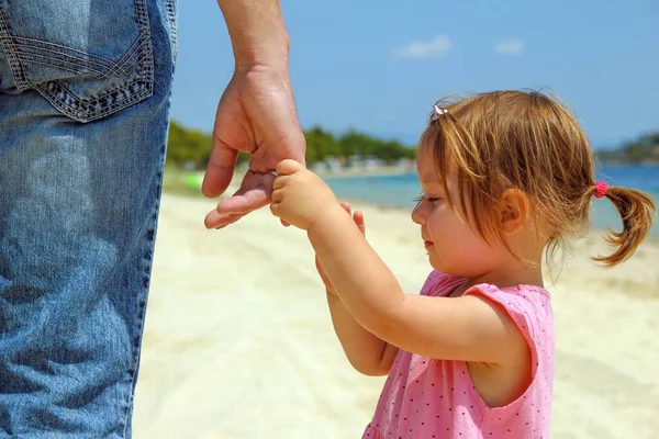 Föräldern Håller Ett Litet Barns Hand Stranden Nära Havet — Stockfoto