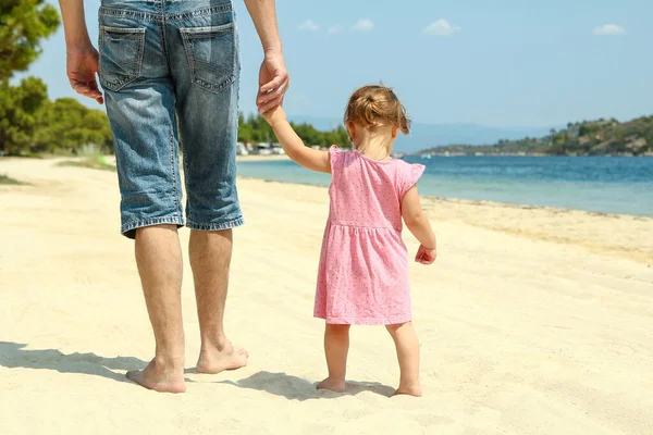 Föräldern Håller Ett Litet Barns Hand Stranden Nära Havet — Stockfoto