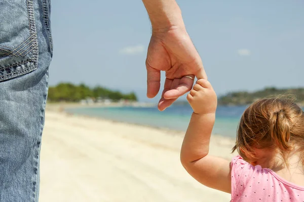 Genitore Tiene Mano Bambino Piccolo Sulla Spiaggia Vicino Mare — Foto Stock