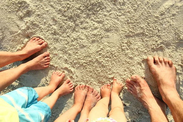 海の近くのビーチの砂の上の大きな家族の足 — ストック写真