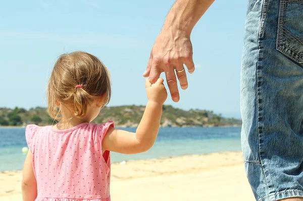 Padre Sostiene Mano Niño Pequeño Cerca Del Mar —  Fotos de Stock