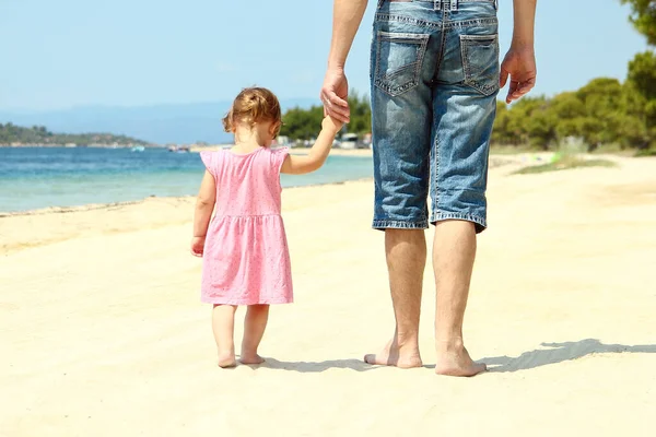 Parent Holds Hand Small Child Sea — Stock Photo, Image