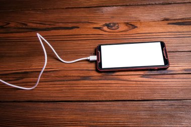 Telefon ahşap bir arka planda el bağımlılığı