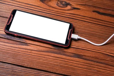 Telefon ahşap bir arka planda el bağımlılığı