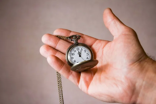 Montre Poche Dans Les Mains Homme — Photo