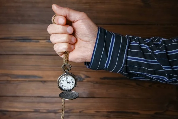 男の手の中の懐中時計 — ストック写真