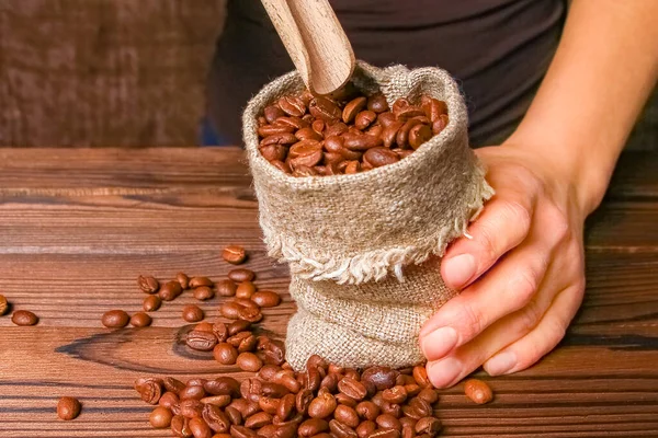 Kvinnlig Hand Och Kaffekvarn — Stockfoto