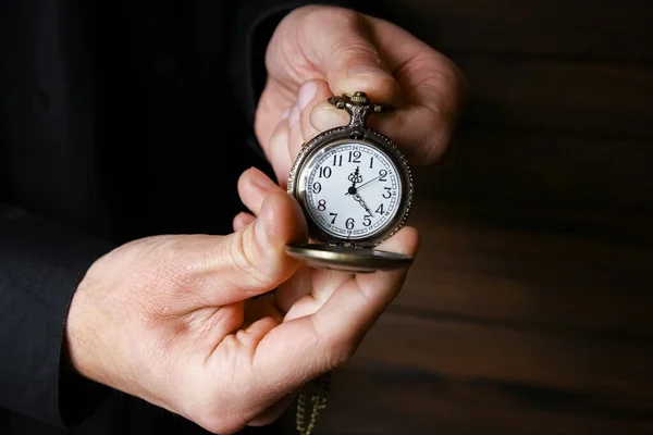 Reloj Bolsillo Las Manos Hombre — Foto de Stock